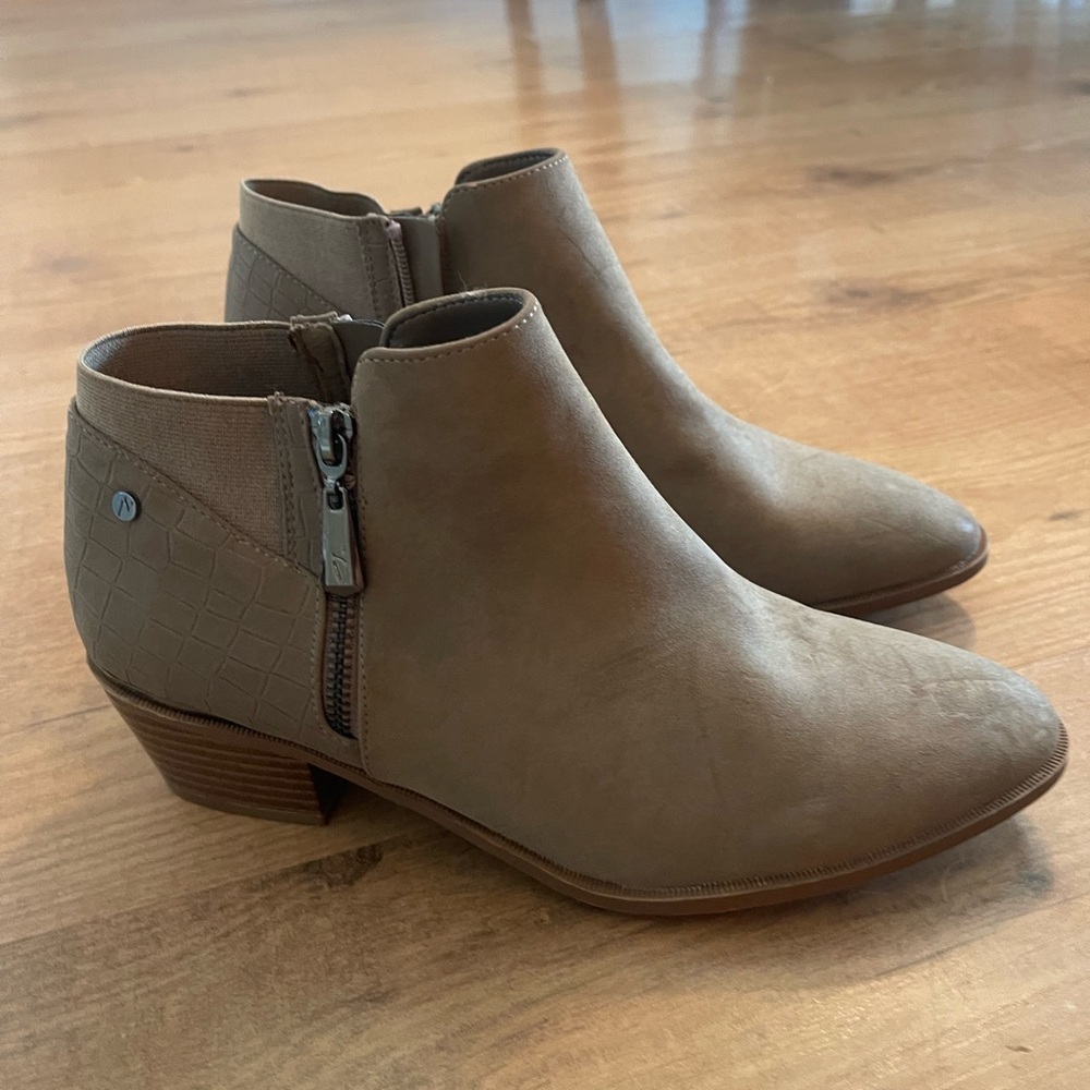 NWOT Vera Bradley Women’s Taupe Ankle Booties with Side Zip